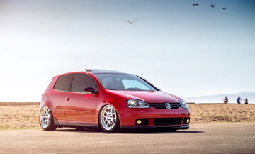 обоя volkswagen golf v, автомобили, volkswagen, красный, площадка, люди