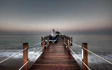 Картинка природа побережье море мост лежаки зонты