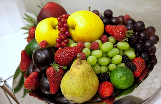 Обои картинки фото еда, фрукты, ягоды, виноград, груша, лайм, яблоко, клубника, ваза, с, фруктами