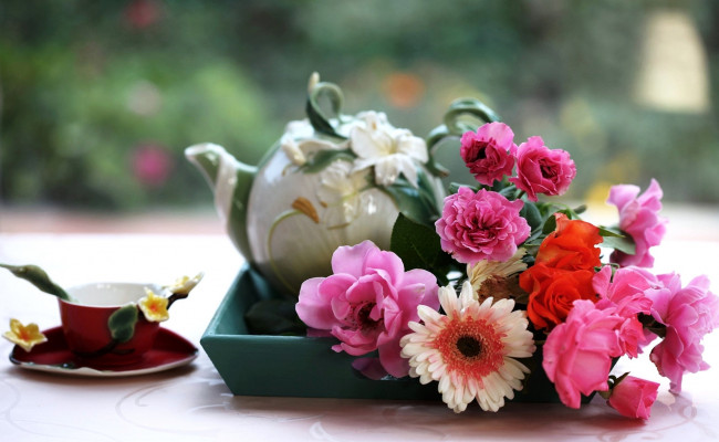 Обои картинки фото цветы, букеты, композиции, чайник, розы, герберы