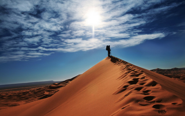 Обои картинки фото природа, пустыни, путник, солнце, бархан, песок, пустыня