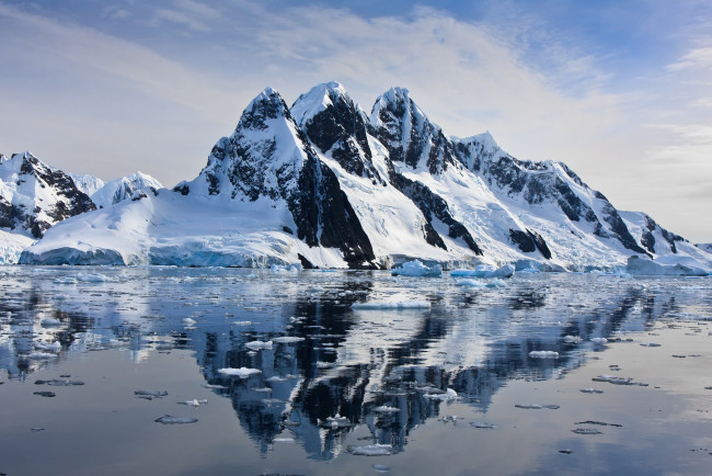 Обои картинки фото природа, горы, скалы, снег, вода, лёд, небо, отражение