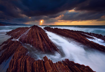 Картинка природа побережье потоки вода атлантический океан испания сумайя скалы море свет тучи небо