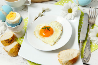 обоя еда, Яичные блюда, завтрак, хлеб, жаренная, яичница, цветы, breakfast, bread, fried, eggs, flowers