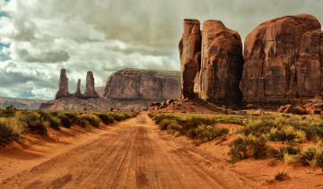 Картинка природа дороги долина монументов аризона сша monument valley arizona скалы кусты дорога грунт песок облака
