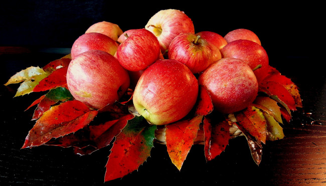Обои картинки фото еда, Яблоки, капли, листья, яблоки