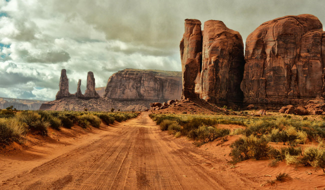 Обои картинки фото природа, дороги, долина, монументов, аризона, сша, monument, valley, arizona, скалы, кусты, дорога, грунт, песок, облака