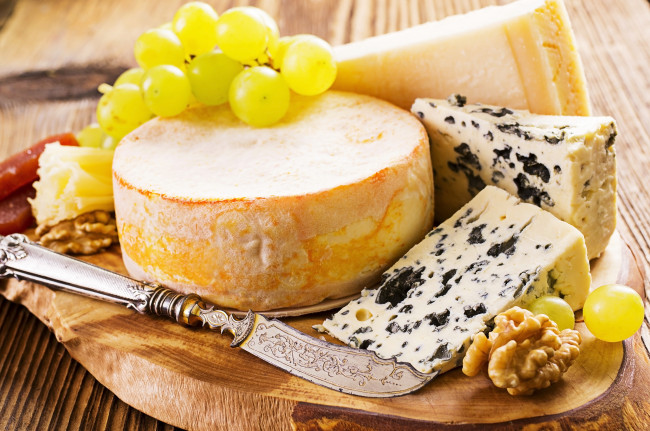 Обои картинки фото еда, сырные изделия, орехи, виноград, сыр