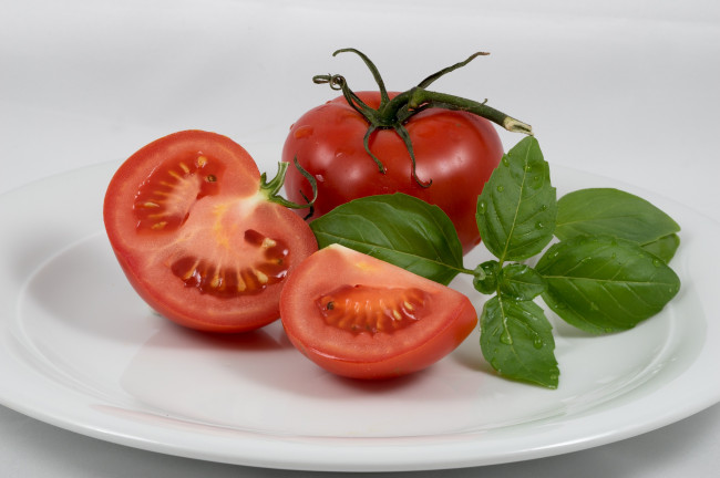 Обои картинки фото еда, помидоры, томаты, тарелка