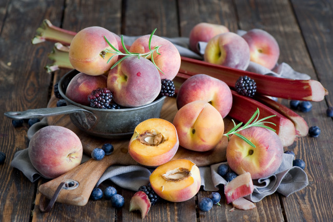 Обои картинки фото еда, фрукты,  ягоды, черника, ежевика, ягоды, персики