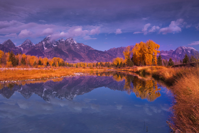 Обои картинки фото природа, реки, озера, лес, озеро, горы, небо, деревья, осень, отражение