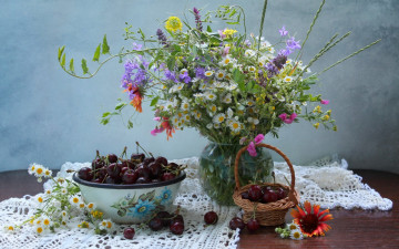 Картинка еда вишня +черешня банка натюрморт ягоды гайлардия лето букет полевые цветы ромашка душистый горошек миска корзинка
