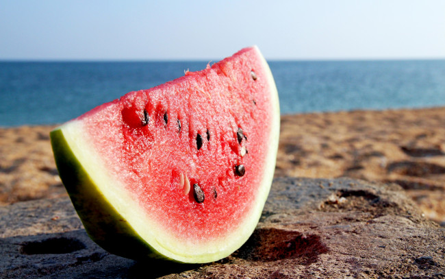 Обои картинки фото еда, арбуз, water, melon, ломтик, кусок, берег, пляж