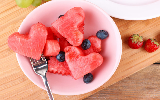 Обои картинки фото еда, фрукты,  ягоды, water, melon, арбуз, ломтики, ягода, сердечки