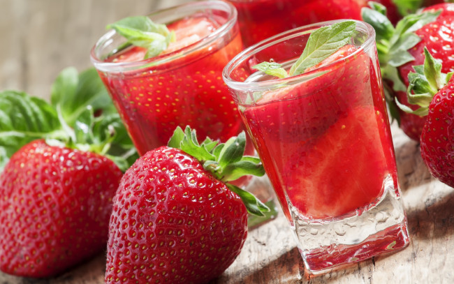 Обои картинки фото еда, напитки,  сок, strawberry, fresh, berries, sweet, red, клубника, ягоды, спелая, красная, сок