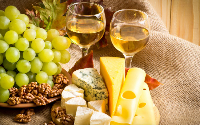 Обои картинки фото еда, разное, wine, grapes, cheese, nuts, вино, бокалы, лист, виноград, сыр, орехи