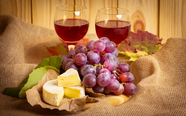 Обои картинки фото еда, виноград, ткань, бумага, листья, сыр, вино, бокалы, натюрморт