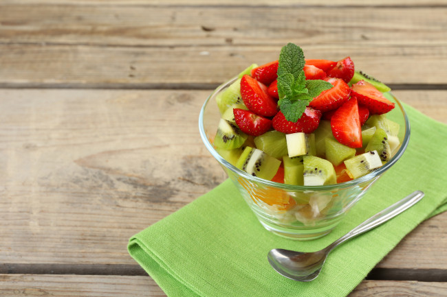 Обои картинки фото еда, мороженое,  десерты, десерт, фруктовый, салат, киви, клубника, fruit, salad, kiwi, strawberry