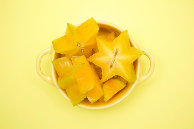 Обои картинки фото еда, карамбола, yellow, cubed, чашка