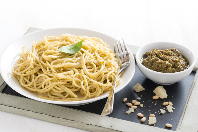 Обои картинки фото pasta with pesto, еда, макаронные блюда, соус, макароны