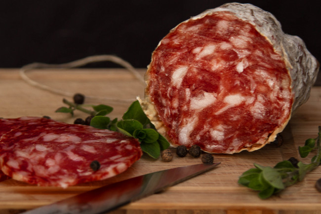 Обои картинки фото salami, еда, колбасные изделия, колбаска