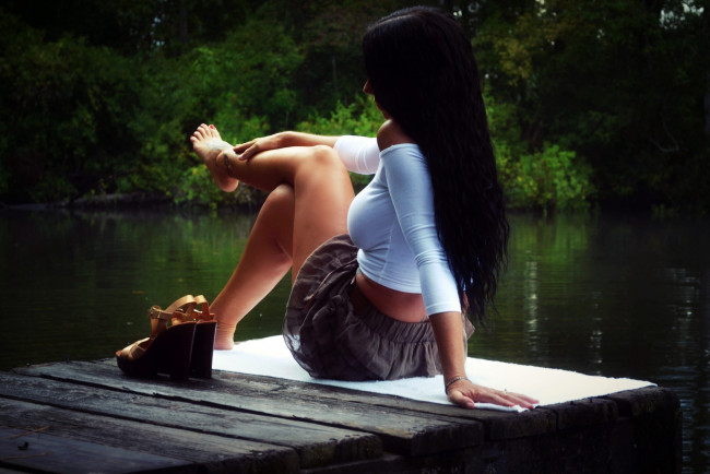 Обои картинки фото девушки, -unsort , брюнетки,  шатенки, река, пристань