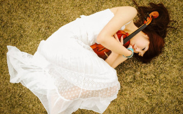 Картинка музыка -другое трава азиатка скрипка девушка отдых