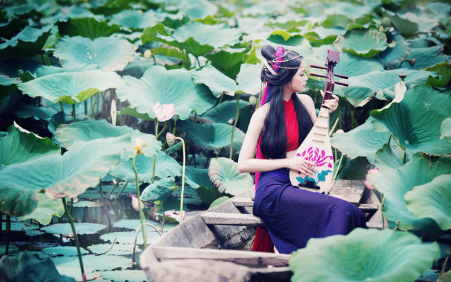 Обои картинки фото музыка, -другое, девушка, водоем, растения, лодка, инструмент