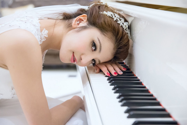 Обои картинки фото музыка, -другое, взгляд, девушка, азиатка, пианино