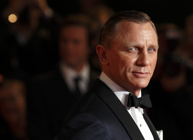 Обои картинки фото мужчины, daniel craig, толпа, костюм, актер