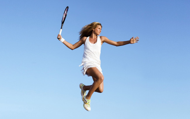 Обои картинки фото девушки, мария кириленко, блондинка, майка, юбка, кроссовки, ракетка, прыжок, теннис