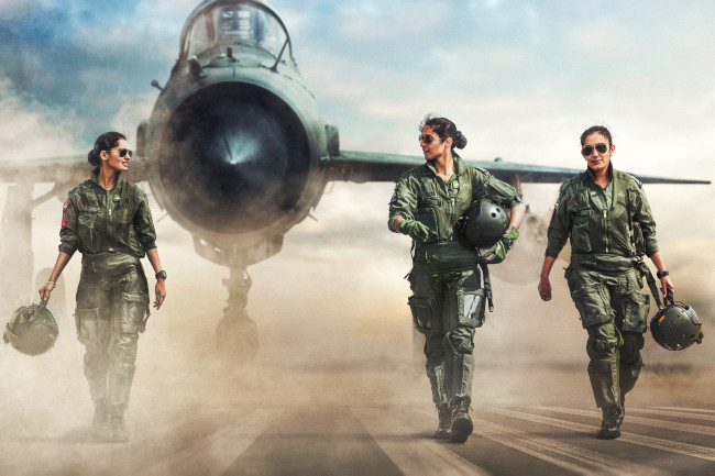 Обои картинки фото девушки, - группа девушек, пилоты, форма, самолет, аэродром