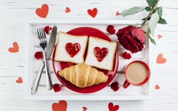 обоя праздничные, день святого валентина,  сердечки,  любовь, кофе, круассан, роза, сердечки, тосты, завтрак