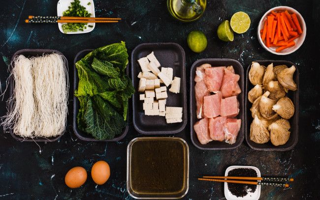 Обои картинки фото еда, разное, лапша, тофу, мясо, морковь, салат