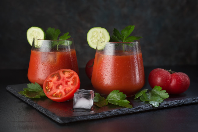 Обои картинки фото еда, напитки,  сок, соль, петрушка, сок, томатный, помидоры