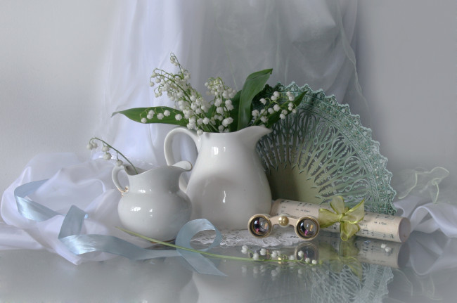 Обои картинки фото цветы, ландыши, очки, ваза