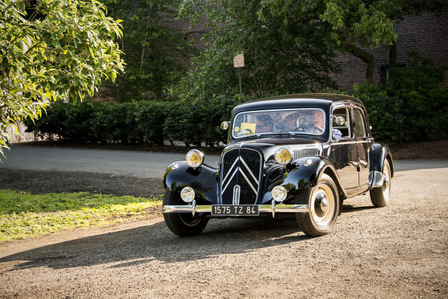 Обои картинки фото citroen traction 11b sedan,  1955, автомобили, citroen, выставка, автопробег, автошоу