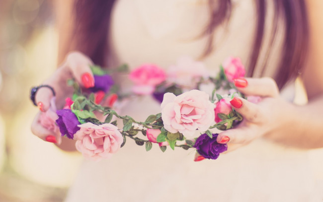 Обои картинки фото цветы, розы, wreath, bride, spring, lovely, happy, милые, венок, свадьба, весна, счастливые, невеста, wedding, flowers