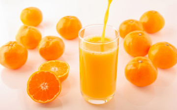 Картинка еда напитки +сок струя желтые фрукты сок цитрусы мандарины боке оранжевые стакан