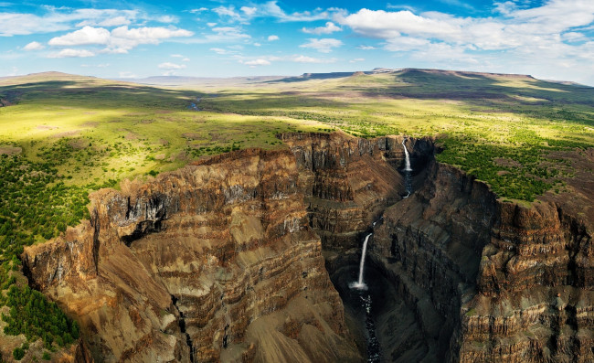 Обои картинки фото плато путорана, природа, водопады, небо, обрыв, облака, скала, река, водопад