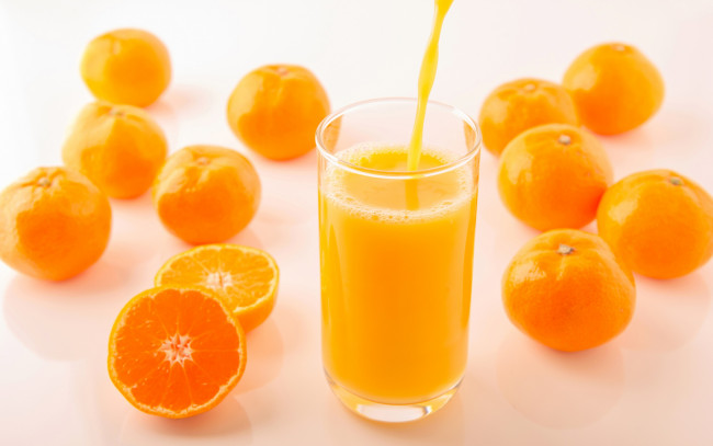 Обои картинки фото еда, напитки,  сок, струя, желтые, фрукты, сок, цитрусы, мандарины, боке, оранжевые, стакан