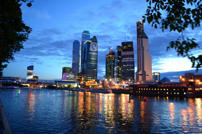 Обои картинки фото города, москва , россия, здания, огни, река, небоскребы