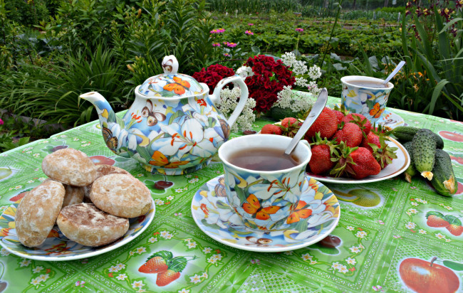 Обои картинки фото еда, разное, клубника, огурцы, пряники, чай
