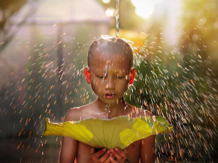 Картинка разное дети мальчик вода капли лист