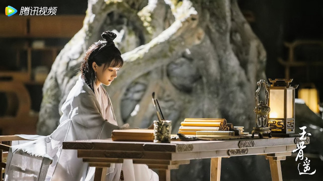 Обои картинки фото кино фильмы, yu gu yao, девушка, стол, свитки, пещера