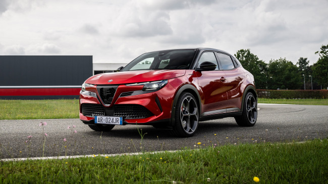 Обои картинки фото автомобили, alfa romeo, alfa, romeo, junior, elettrica, veloce, 2024, red, cherry