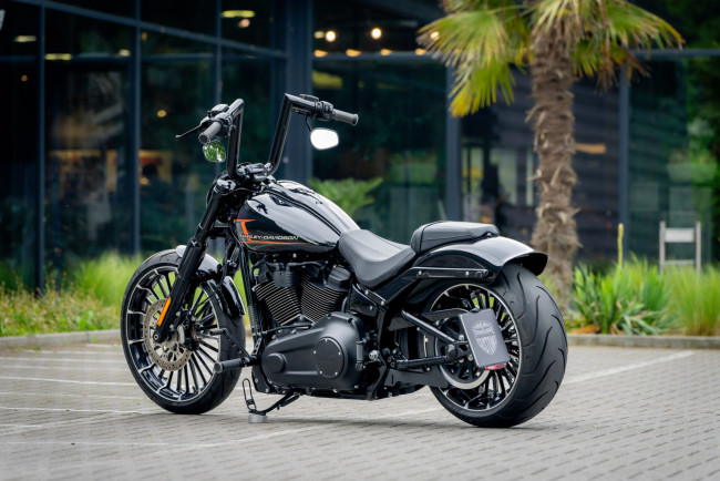 Обои картинки фото мотоциклы, harley-davidson, softail, breakout, midnight, rider, customized, custombikes