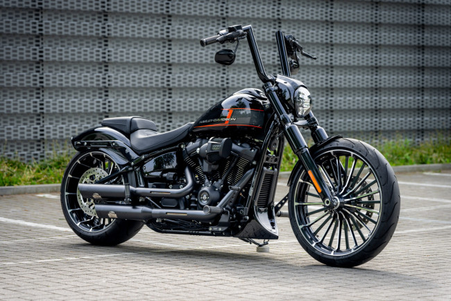 Обои картинки фото мотоциклы, harley-davidson, softail, breakout, midnight, rider, customized, custombikes