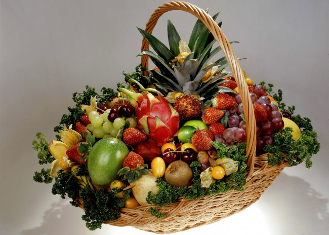 Обои картинки фото еда, фрукты, ягоды, ананас, виноград, клубника, корзина, лайм, киви, вишня
