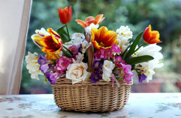 Картинка цветы букеты композиции тюльпаны розы фрезии корзинка